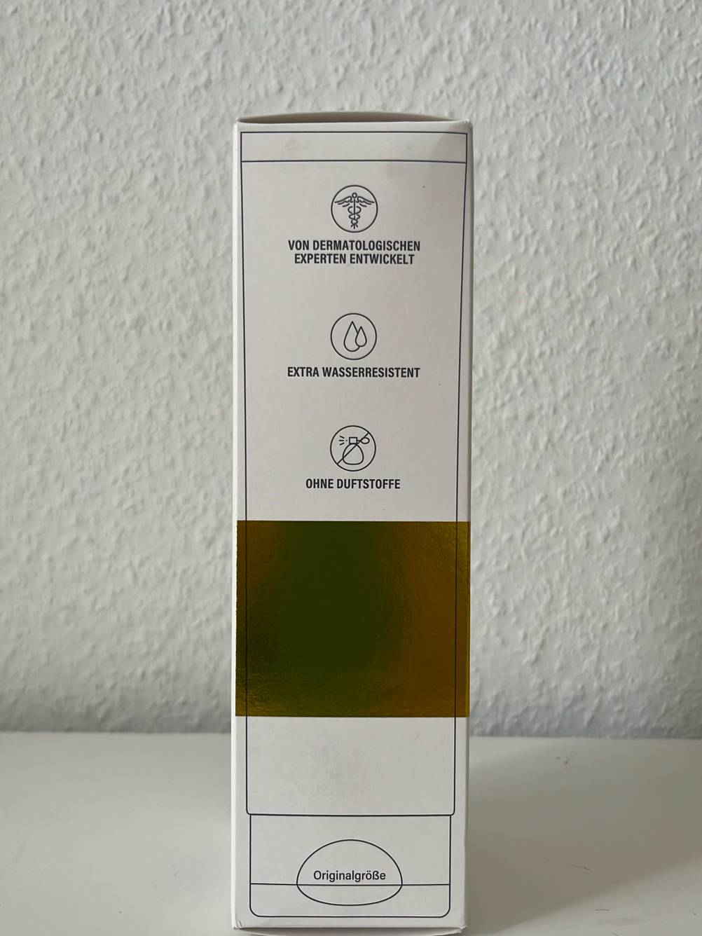 Eine getestete Daylong-Sonnencreme: Auf einem Regal steht eine wasserfeste Daylong-Sonnencreme ohne Duftstoffe. 