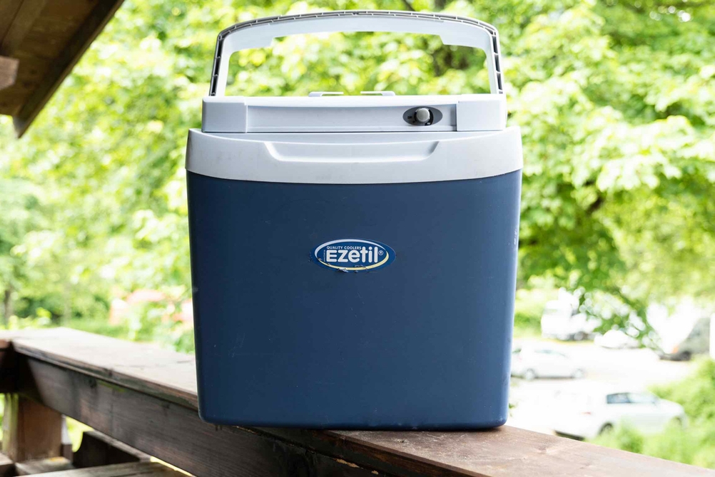 Küglbox von vorn mit Griff.