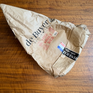 Die De Buyer Mineral B Element liegt in ihrer Verpackung auf einem Tisch