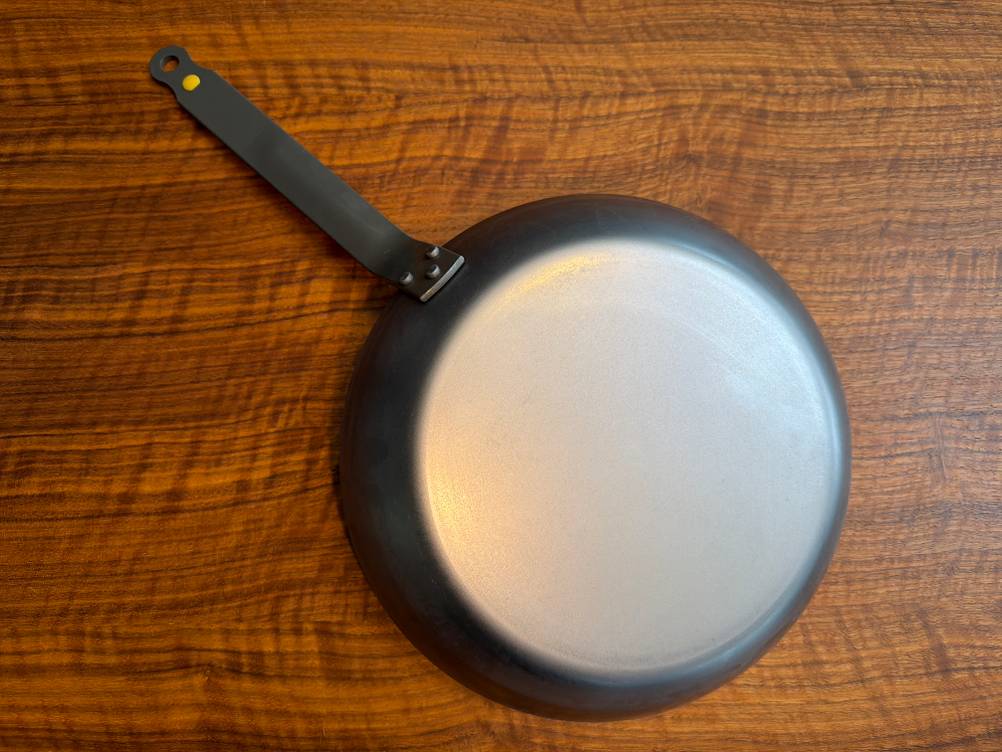 Die Unterseite der De Buyer Mineral B Element