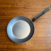 Die De Buyer Mineral B Element steht auf einem Tisch