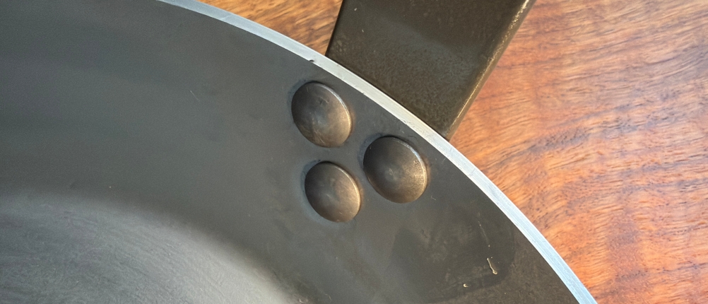 Die Vernietung vom Griff an die De Buyer Mineral B Element