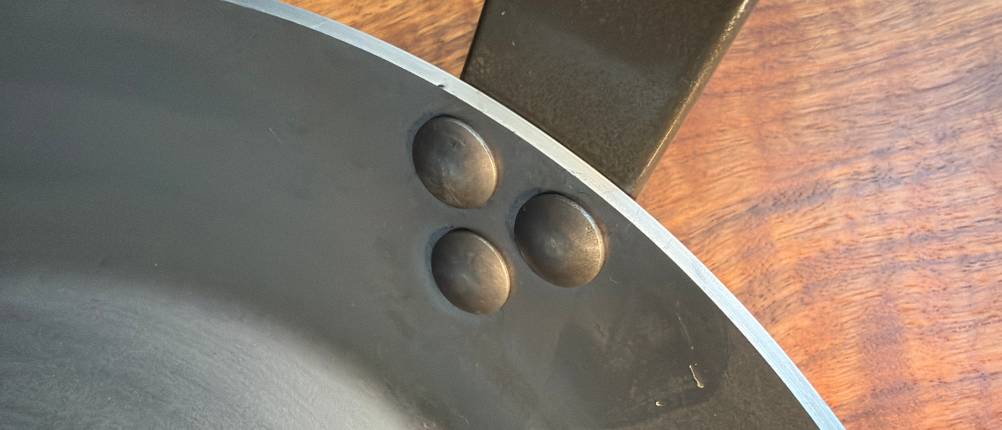 Die Vernietung vom Griff an die De Buyer Mineral B Element