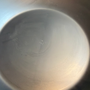 Nahansicht der Bratfläche der Eisenpfanne von De Buyer.