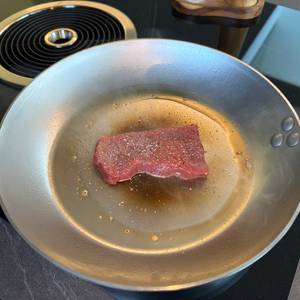 Ein Steak wird in der De Buyer Mineral B Element gebraten