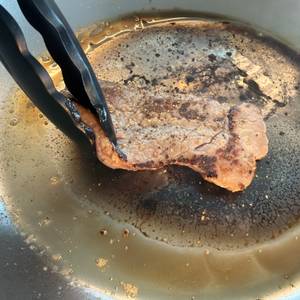 Ein Steak wird in der De Buyer Mineral B Element gewendet