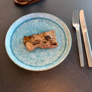 Ein Steak aus der De Buyer Mineral B Element liegt auf einem Tisch