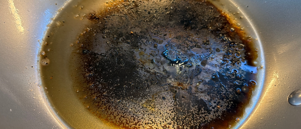 Nach der Benutzung befinden sich schwarze Reste in der De Buyer Mineral B Element