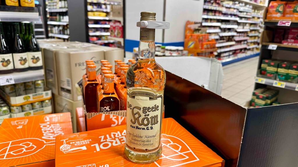 Kümmelschnaps-Test: Eine Flasche steht in einem Supermarkt.