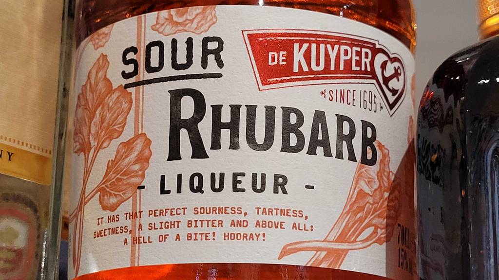 Detailansicht des Etiketts einer Flasche getesteter Rhabarberlikör.