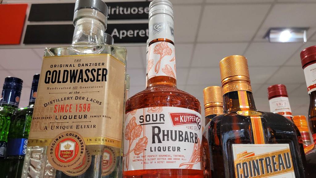 Blick auf die obere Hälft mit Drehverschluss einer Flasche getesteter Rhabarberlikör.