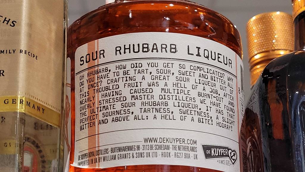 Rhabarberlikör-Test: Auf der Rückseite einer Flasche stehen Informationen zum Inhalt.