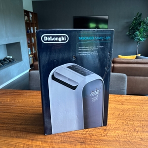 Der Karton des De'Longhi DEL DNS65 steht auf einem Tisch