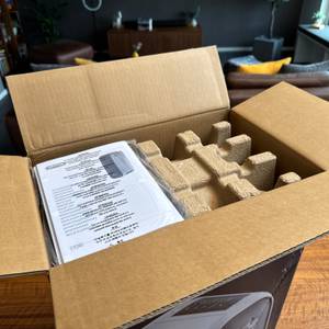 Der geöffnete Karton des De'Longhi DEL DNS65