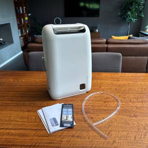 Der Lieferumfang des De'Longhi DEL DNS65 steht auf einem Tisch