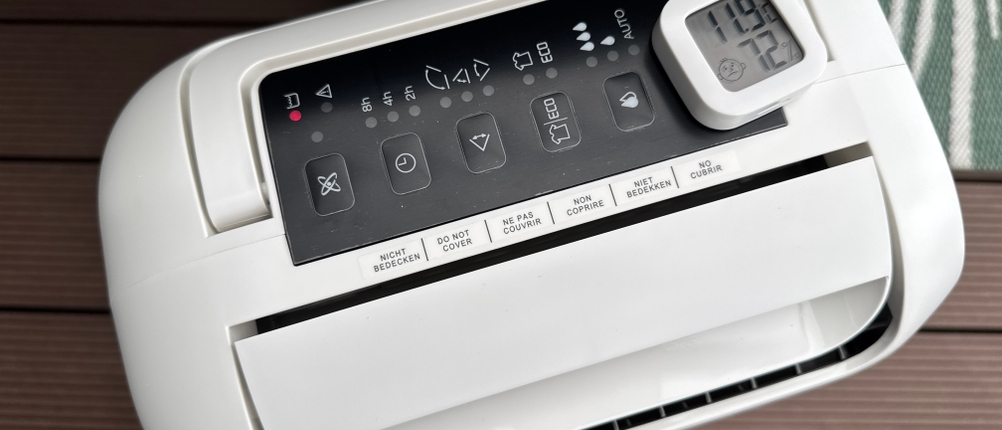 Ein Hygrometer auf dem De'Longhi DEL DNS65 zeigt eine Luftfeuchtigkeit von 72%