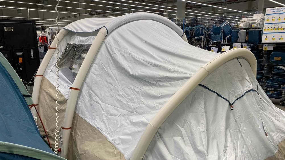 Im Test: Nahaufnahme des Daches von hinten eines 4-Personen-Zeltes.