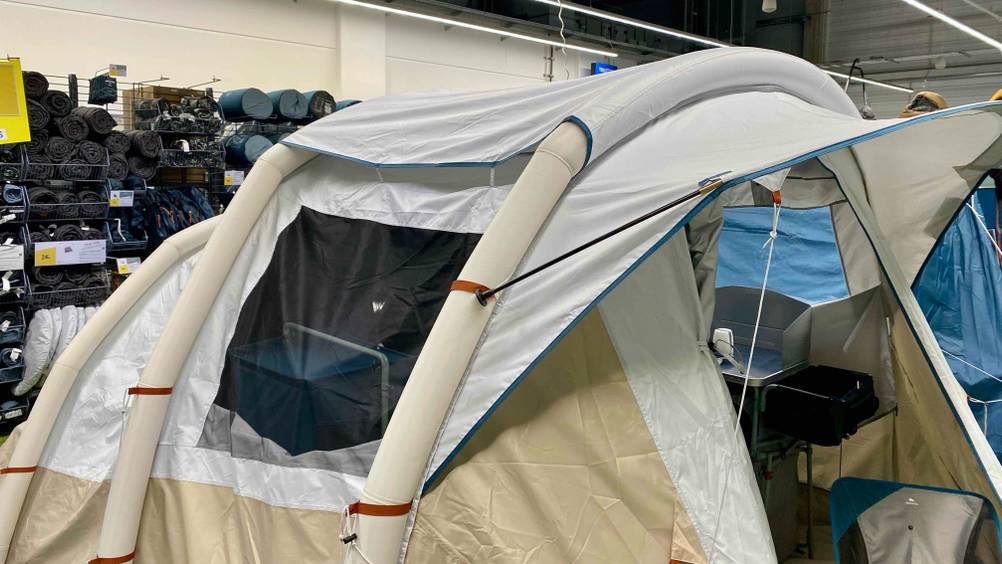 4-Personen-Zelt-Test: Nahaufnahme des Daches und des Gestänge.