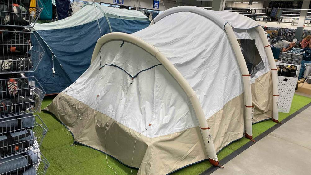 Ein 4-Personen-Zelt im Test von schräg hinten in einem Verkaufsladen.