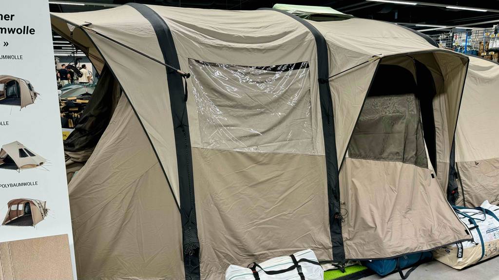 Seitliche Ansicht von außen auf ein aufgebautes 6-Personen-Zelt im Test.