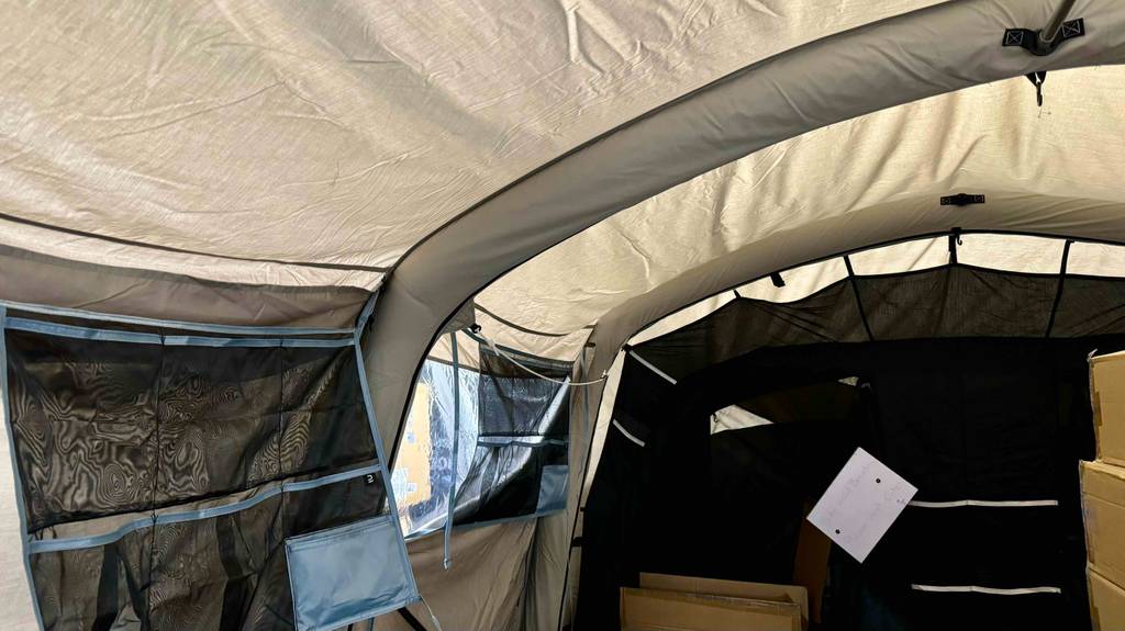 Ansicht von innen auf die Dachträger-Verstärkungen eines aufgebauten und getesteten 6-Personen-Zelts.