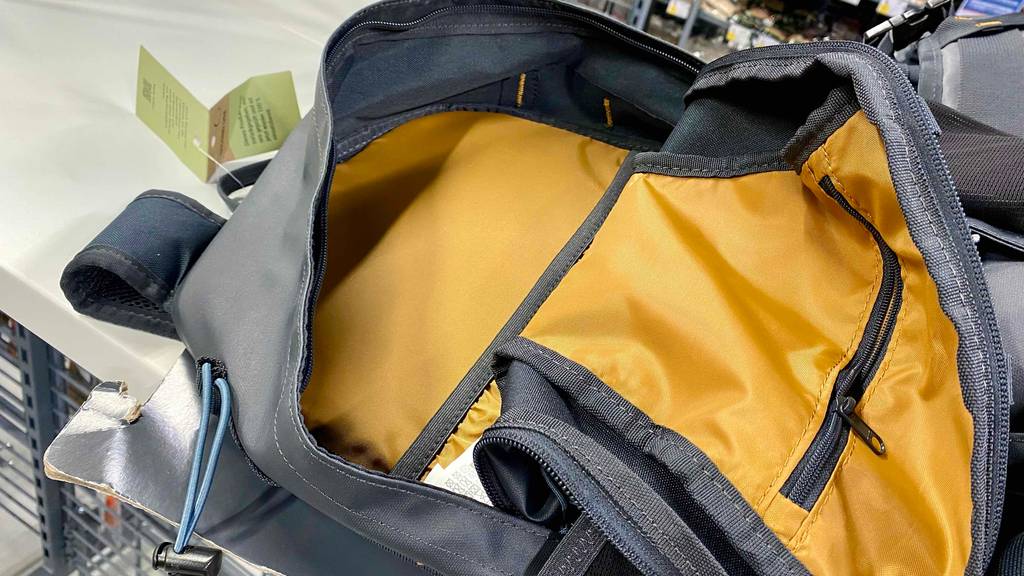 Ansicht der Innenseite mit Innentasche eines getesteten Angelrucksacks.