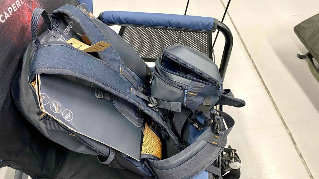 Angelrucksack im Test: Ansicht der Rückseite mit Schultergurt und Zubehörtaschen.