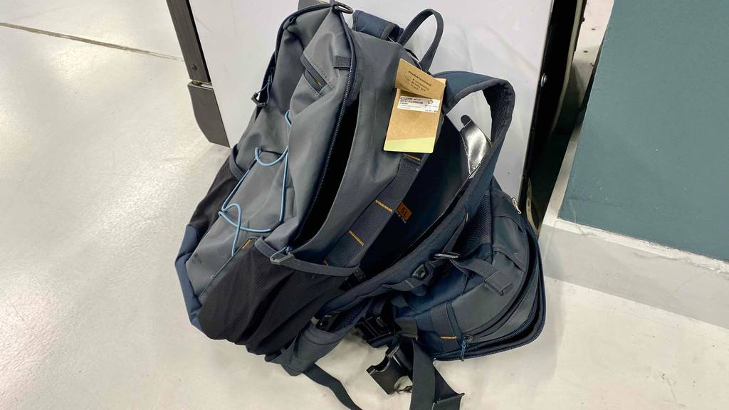 Getestet: Ein Angelrucksack mit vielen Zubehörtaschen steht auf einem Boden.