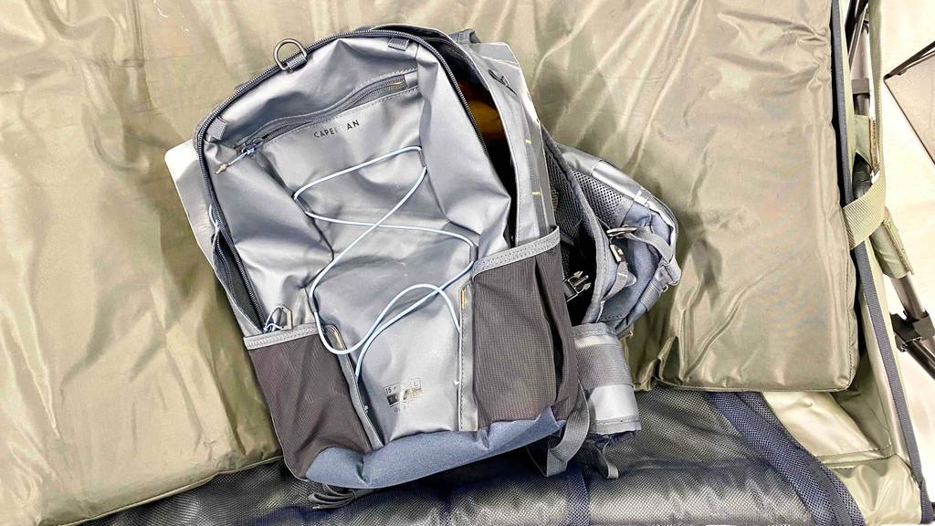 Angelrucksack-Test: Ein Rucksack steht vor einem beigen Hintergrund.