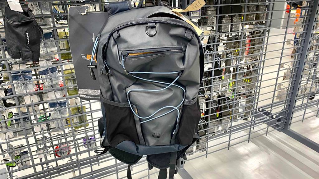 Im Test: Ein Angelrucksack in Frontansicht hängt an einem Gitterregal.