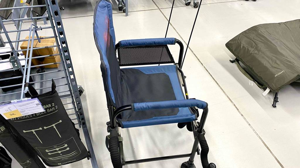 Test von Angelstuhl: Seitenansicht des Stuhls.