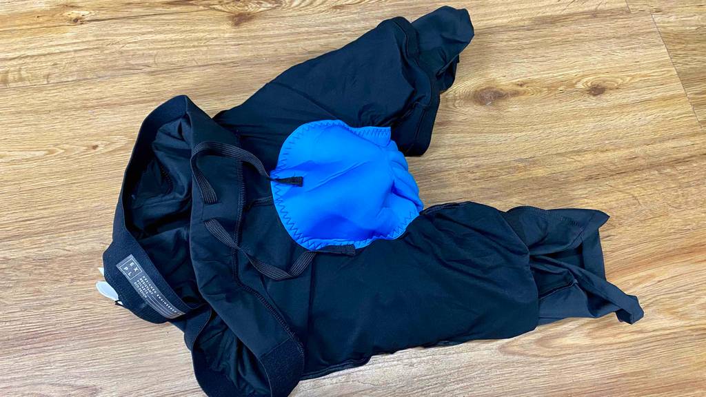Bike-Shorts-Herren-Test: Auf Links gedrehte, schwarze Bike-Shorts liegen auf einer Holzoberfläche. Der Fokus liegt auf dem Sitzpolster und dem Innenfutter.