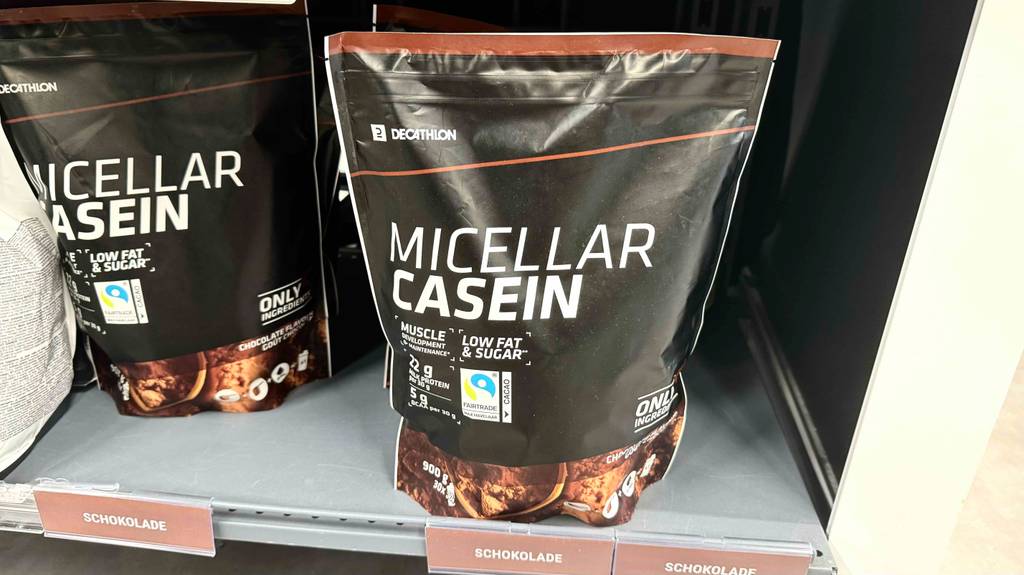 Casein im Test steht in einer wiederverschließbaren 900-g-Packung auf einem Verkaufsregal.