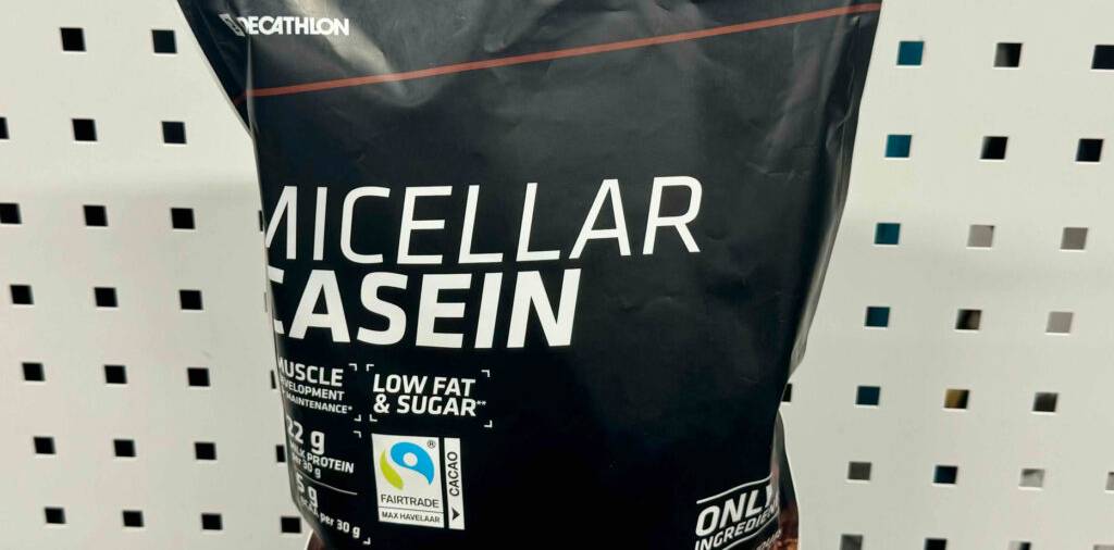 Nahaufnahme der schwarzen Verpackung mit getestetem Casein der Hausmarke Decathlon.
