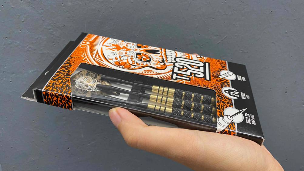 Dartpfeile im Test: Hand hält eine Packung Dartpfeile vor schwarzem Hintergrund.