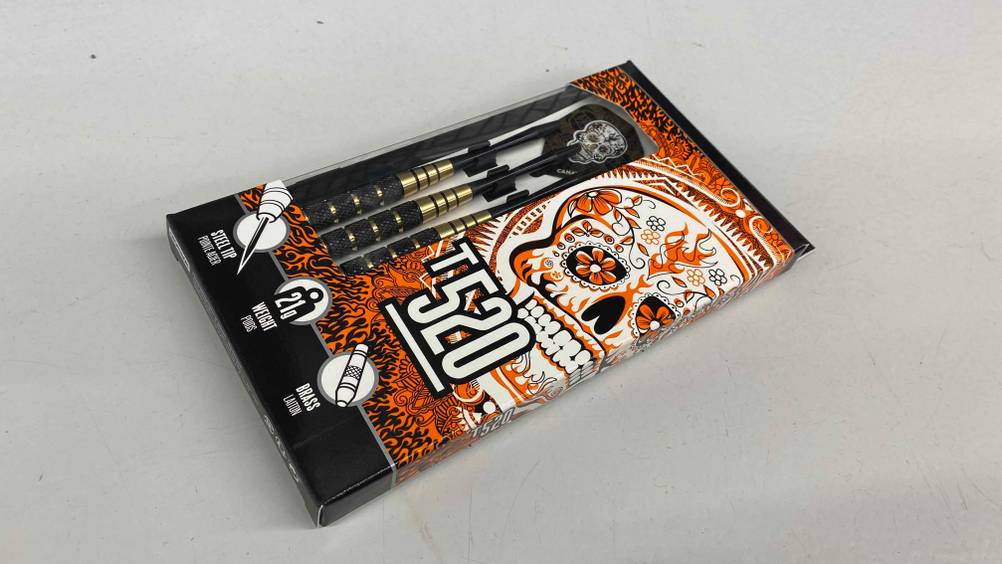 Dartpfeile im Test: Eine Packung Dartpfeile liegt quer auf weißer Fläche.