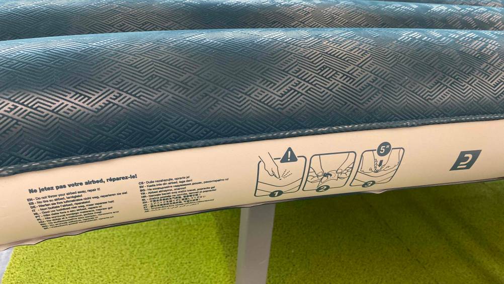 Doppel-Luftmatratze getestet: Nahaufnahme der Grafiken auf der Seite.