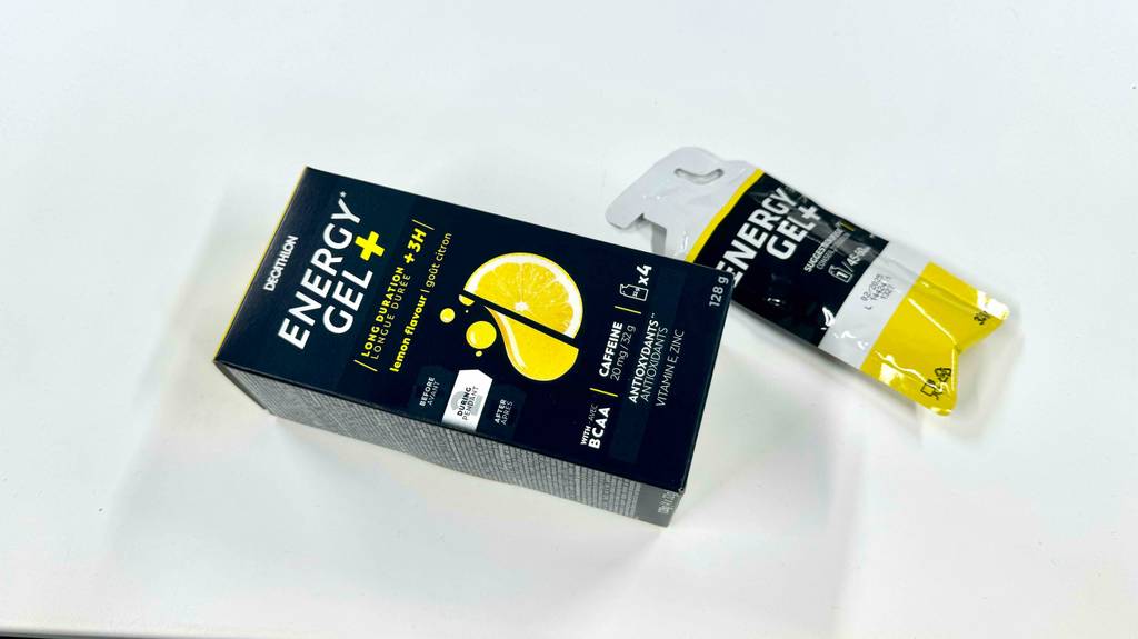 Energiegel-Test: eine schwarze Verpackung mit Zitronen-Aufdruck liegt neben einem Trinkbeutel mit Energiegel.