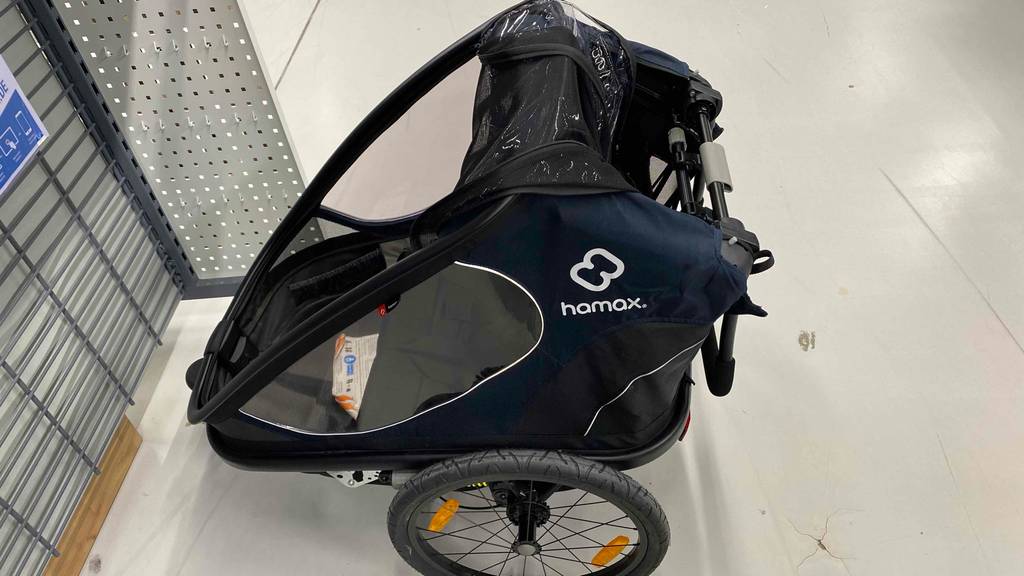 Gesamtansicht eines getesteten Fahrradanhängers mit aufgerolltem Dach.