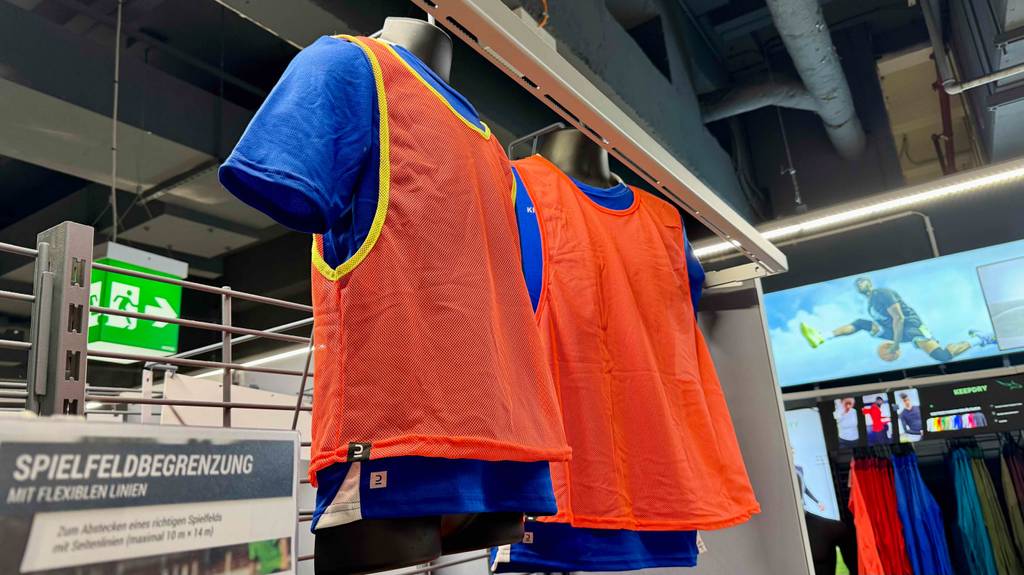 Blick auf den Armausschnitt von getesteten Fußball-Leibchen.