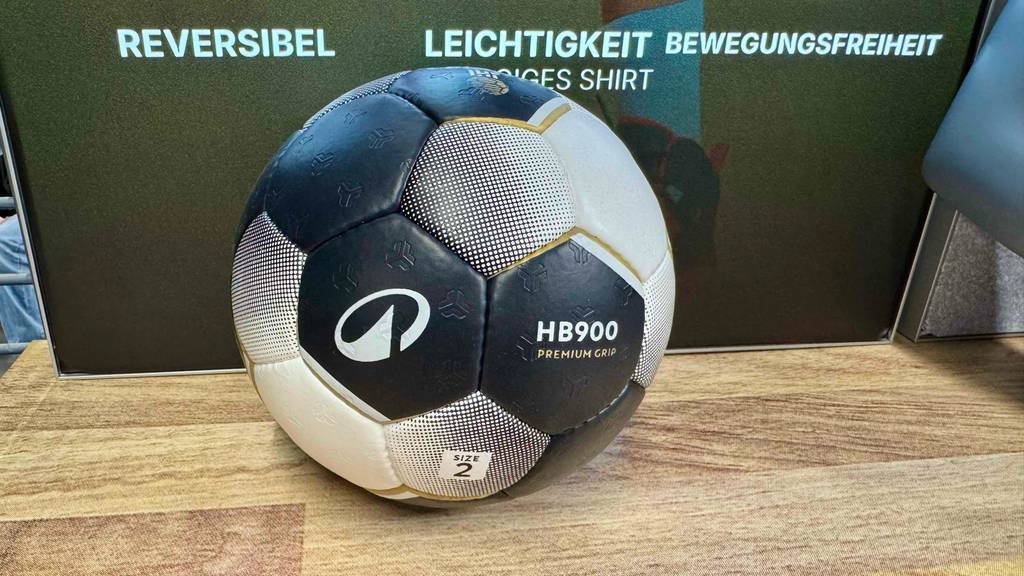 Auf einem Handball in Größe 2 im Test ist das Markenlogo auf einer Fläche aufgedruckt.