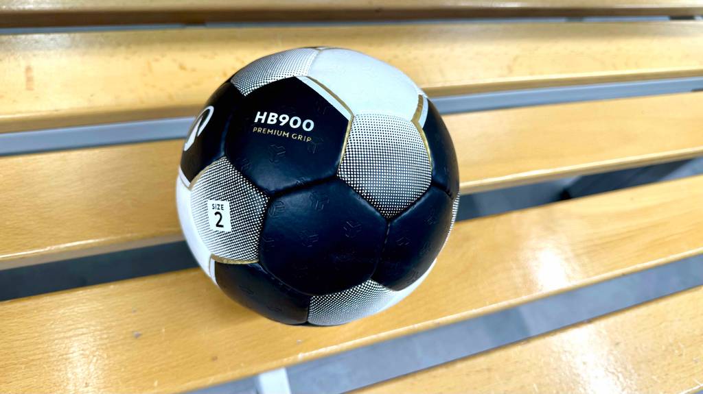 Auf einem getesteten Handball in Größe 2 ist die Härte eingedruckt.