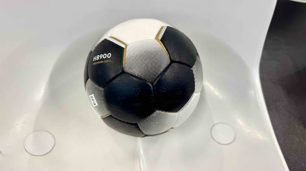 Ein getesteter Handball in Größe 2 hat schwarz und weiß gemusterte Flächen.