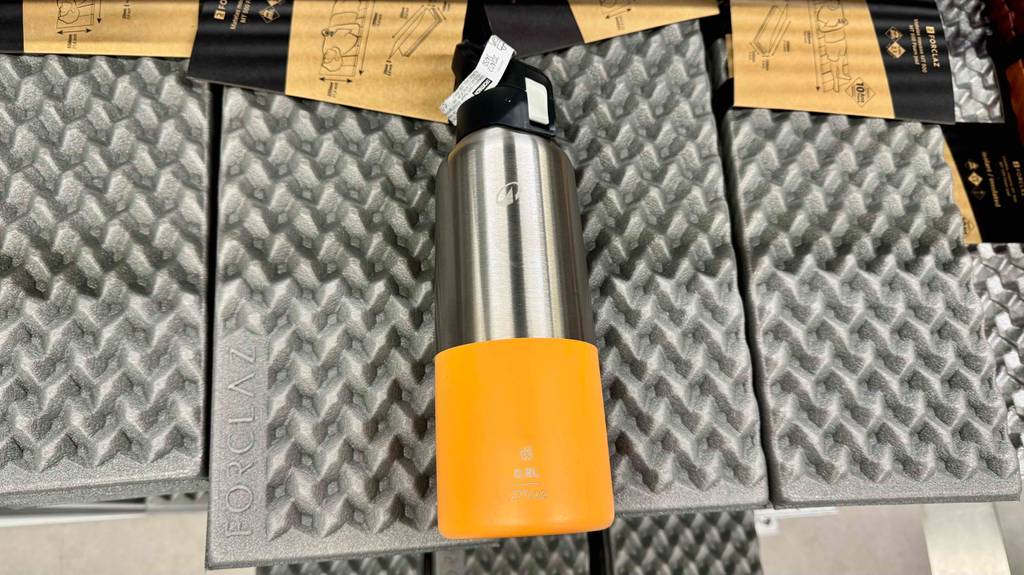 Auf der Unterseite einer getesteten Isolierflasche aus Edelstahl ist die Füllmenge angegeben.