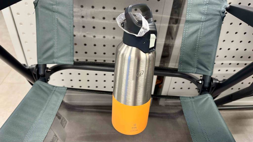 Blick von oben auf eine Isolierflasche aus Edelstahl im Test.