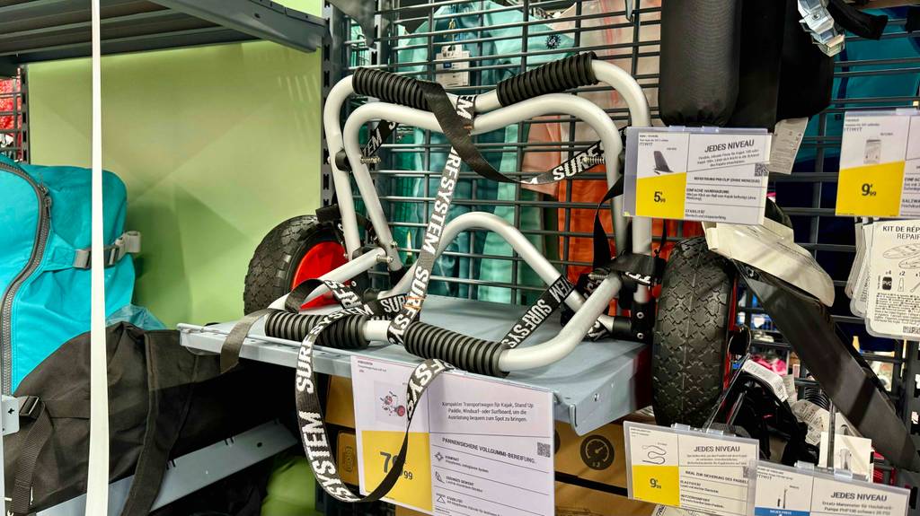 Ein Kanuwagen steht zum Testen in einem Verkaufsregal zwischen einigen anderen Artikeln.