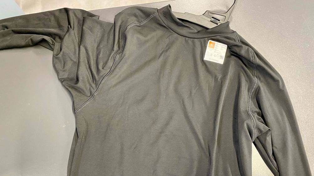 Im Test: Nahaufnahme des Kragens und der Ärmel eines Kompressionsshirt Herren.