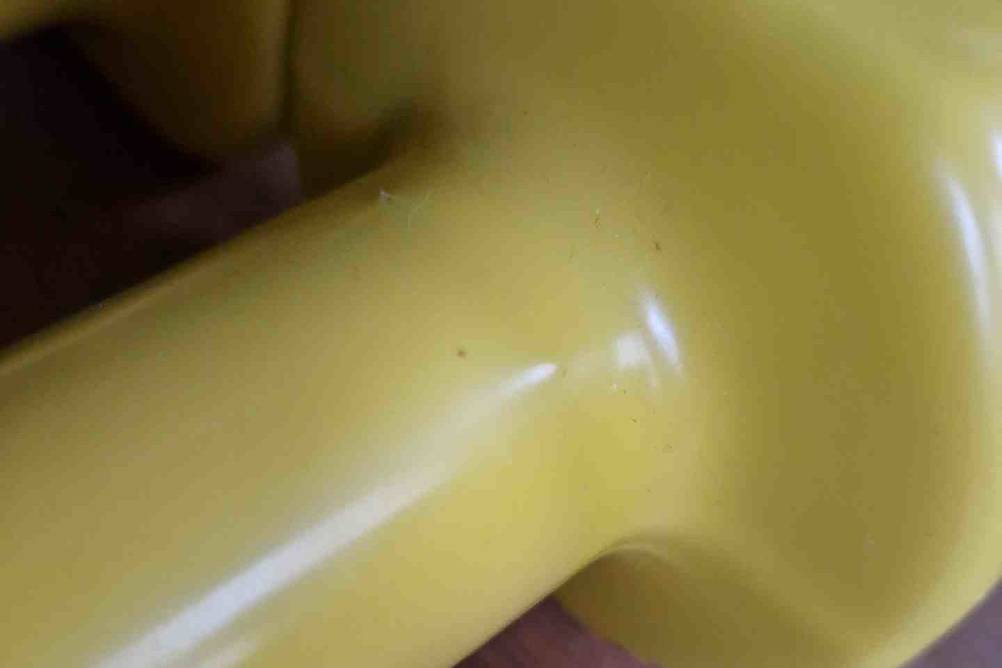 Eine getestete Kurzhantel in gelb im Detail.