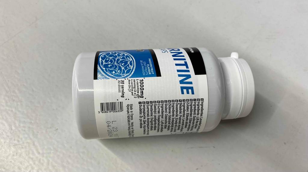 Im Test: auf weißer Fläche liegende Dose L-Carnitin mit Inhaltsangaben.