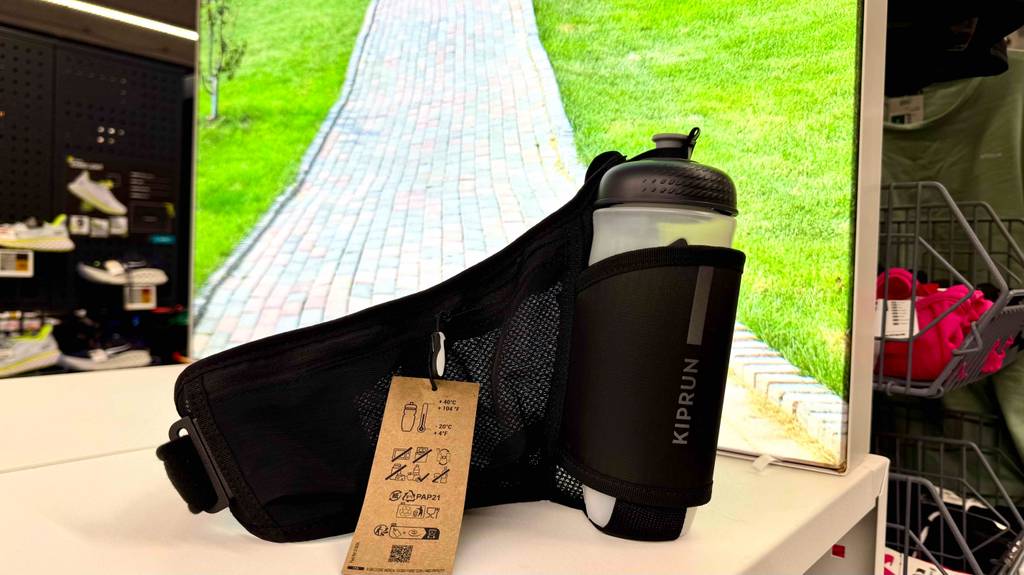 Auf dem Etikett eines getesteten Laufgürtels mit Trinkflasche stehen Informationen zur Verwendung.
